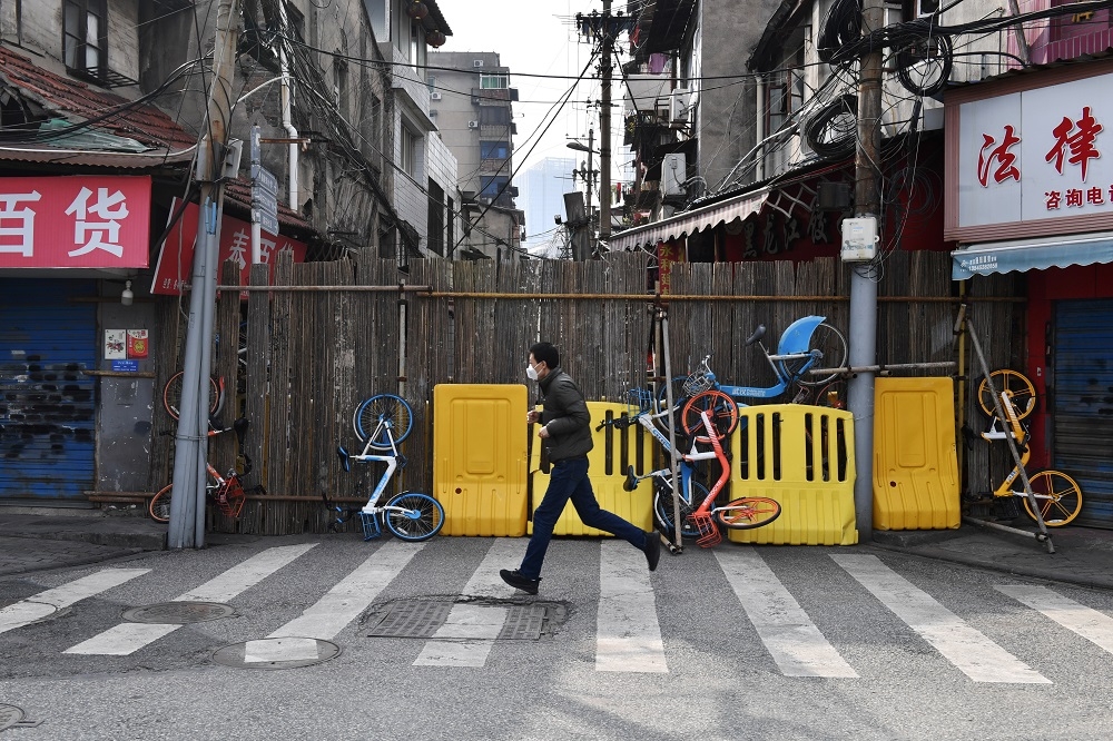 武漢街頭出現交通管制障礙物。（湯森路透）