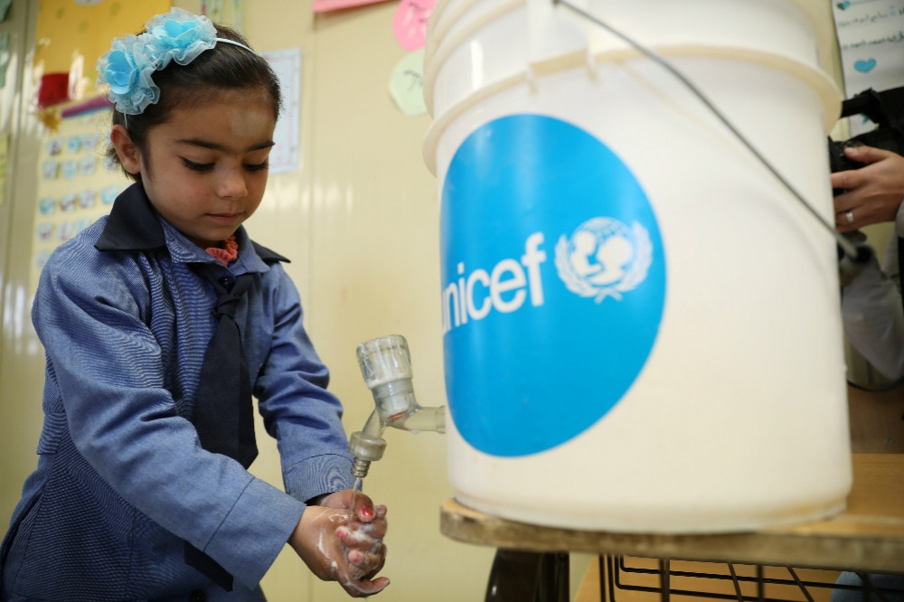 聯合國專員教導敘利亞難民兒童正確洗手防疫的觀念。（湯森路透）