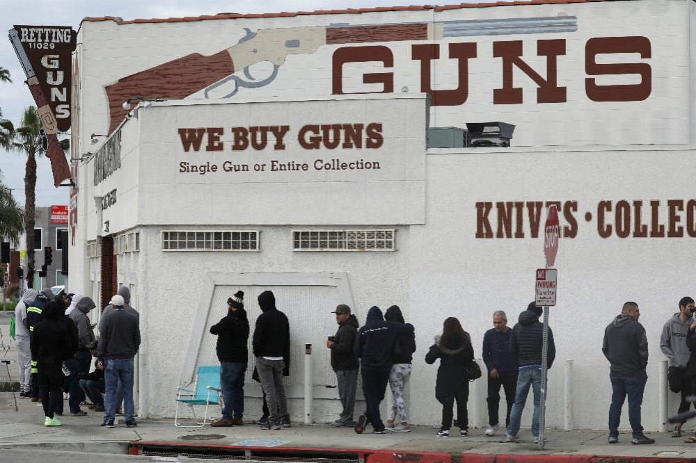 加州槍枝商店外出現大批排隊採購民眾。（湯森路透）