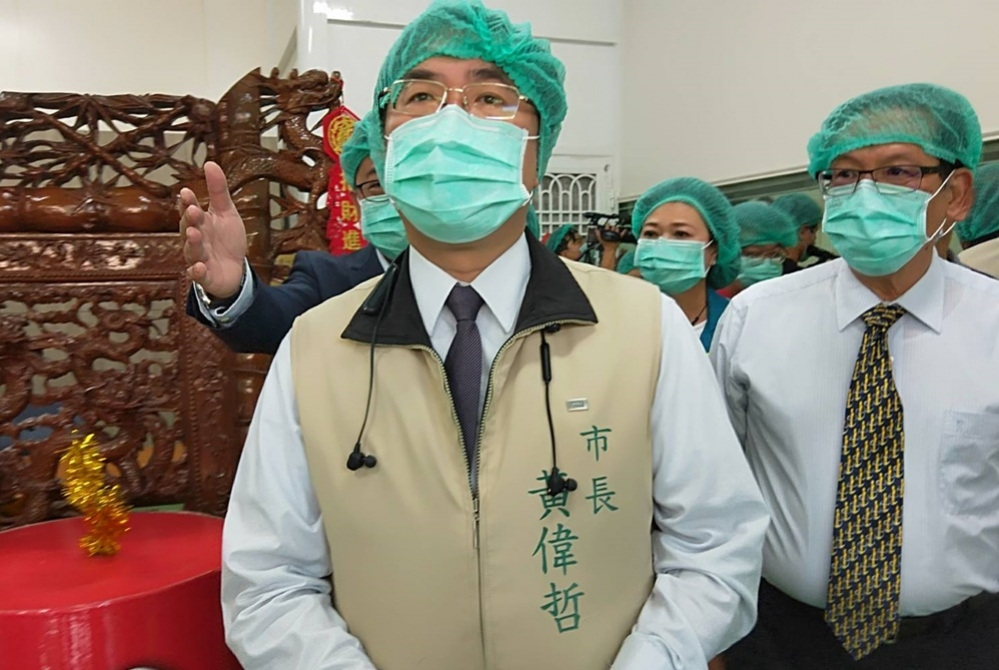 台南市長黃偉哲到學甲區格安德口罩工廠巡視，感謝董事長曾洪沛對於防疫期間的辛勞與貢獻。（記者邱仁武／攝）。