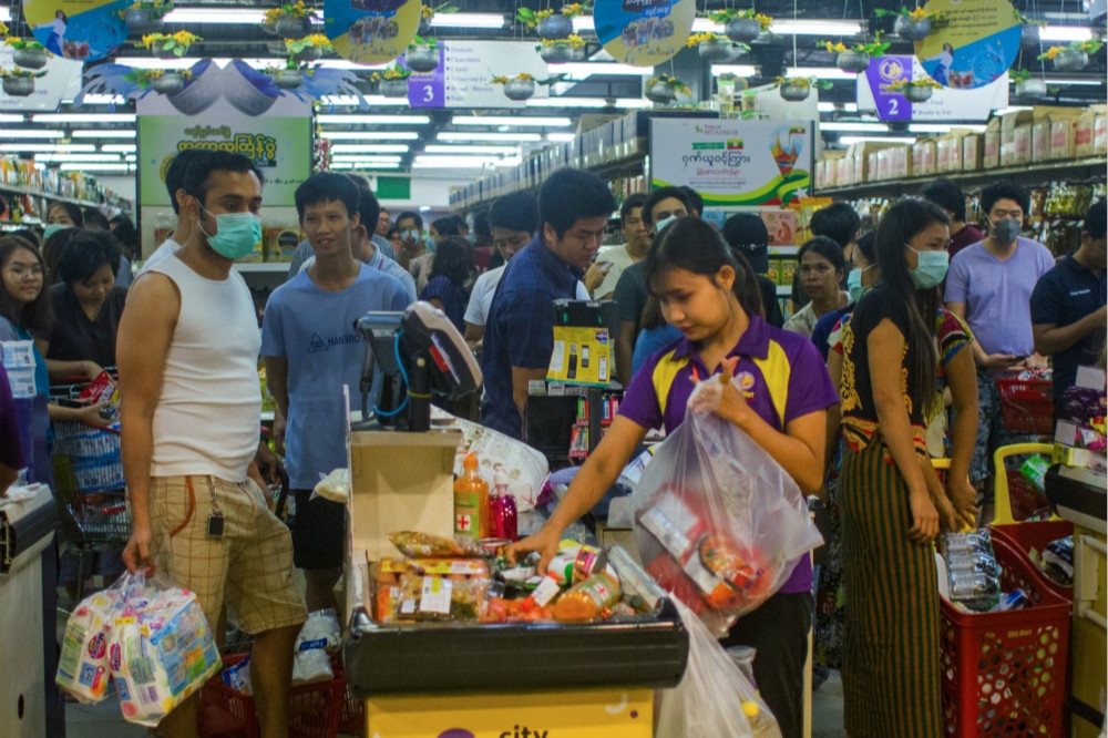 出現首兩例確診之後，緬甸首都仰光出現民眾採購物資人潮。（湯森路透）