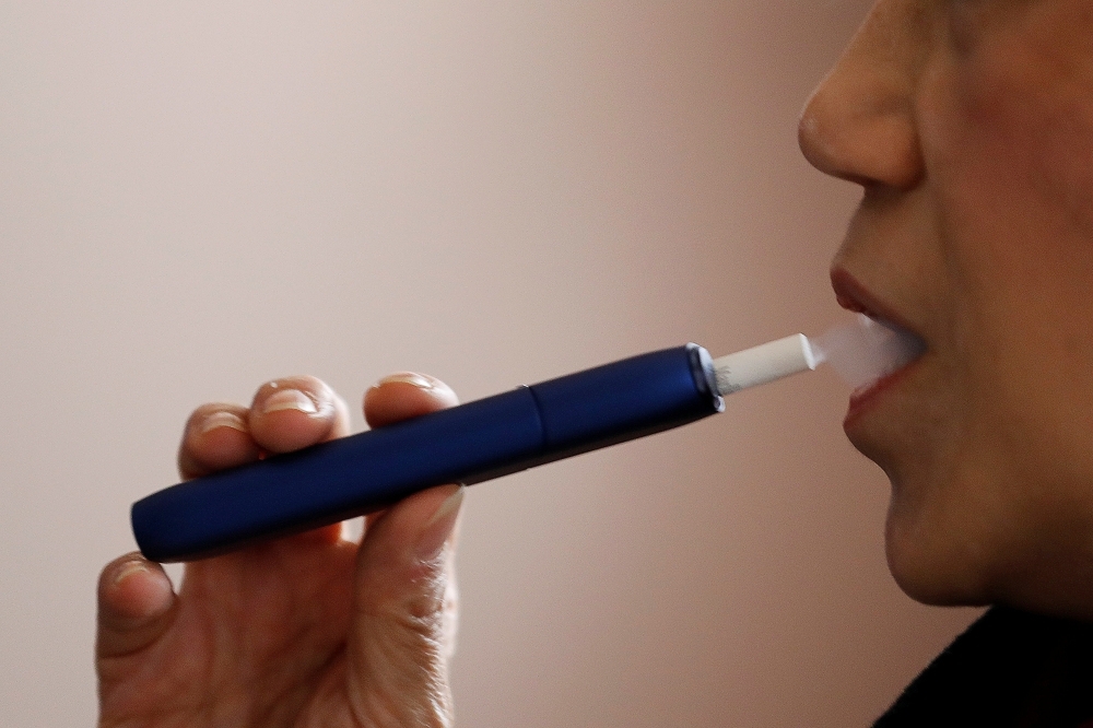 衛福部於近日已草擬完成新版《菸害防制法》修正草案，其中，備受關注的新興菸品「加熱菸」首度被放入納管。（湯森路透）