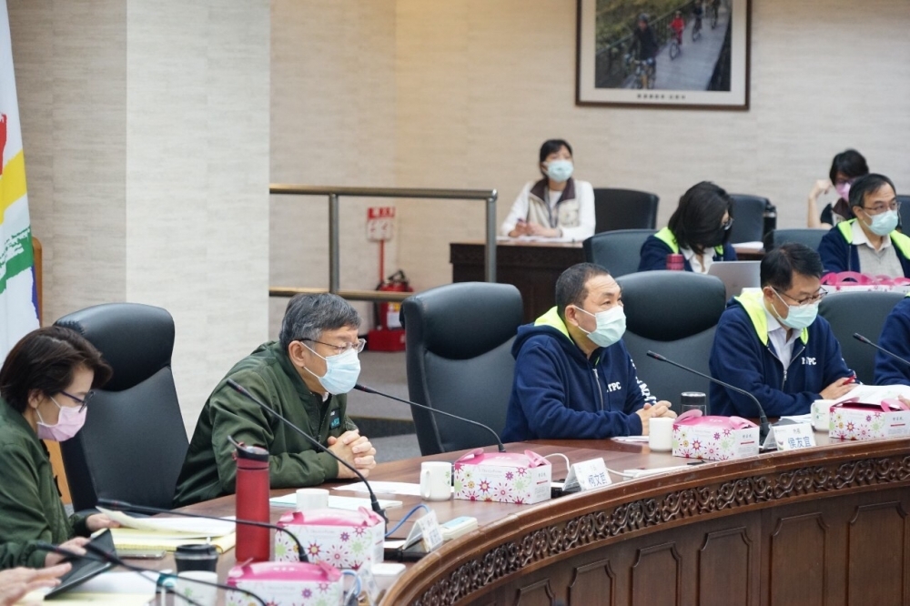 武漢肺炎燒不停，雙北市長柯文哲、侯友宜26日閉門舉行論壇，1小時就敲定10項合作協議。（北市府提供）