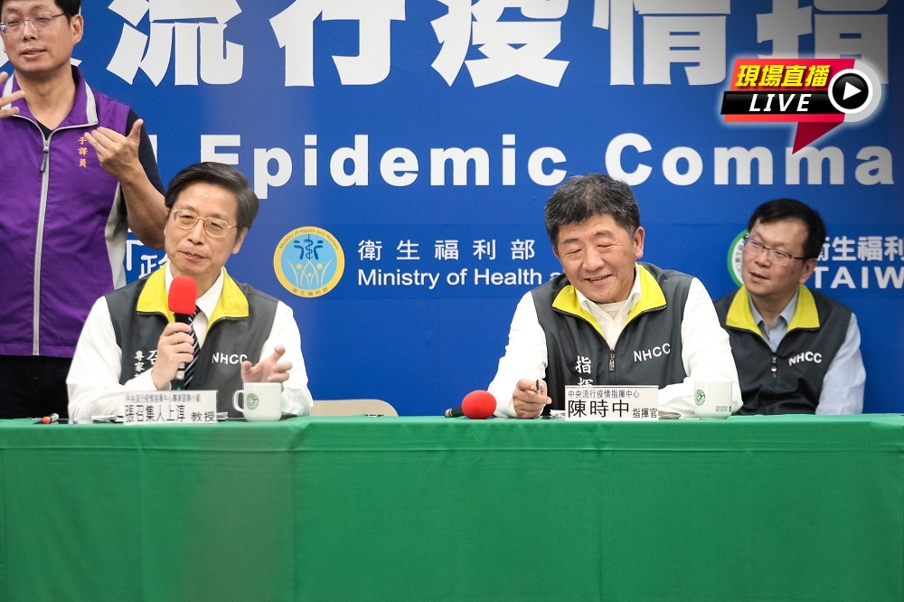 中央流行疫情指揮中心專家會議召集人張上淳（左）與指揮官陳時中。（資料照片／疫情中心提供）