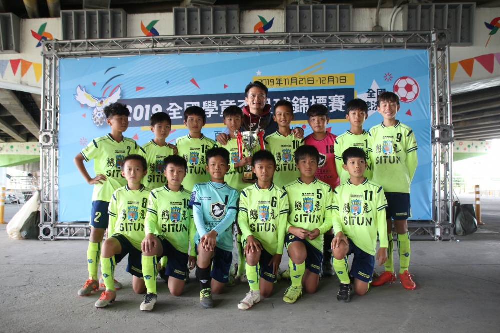 中華開發「我們班的小飛象：小天份大未來」計畫成員臺中西屯國小足球隊榮獲2019年全國學童盃足球錦標賽U12冠軍。 （西屯國小提供）。