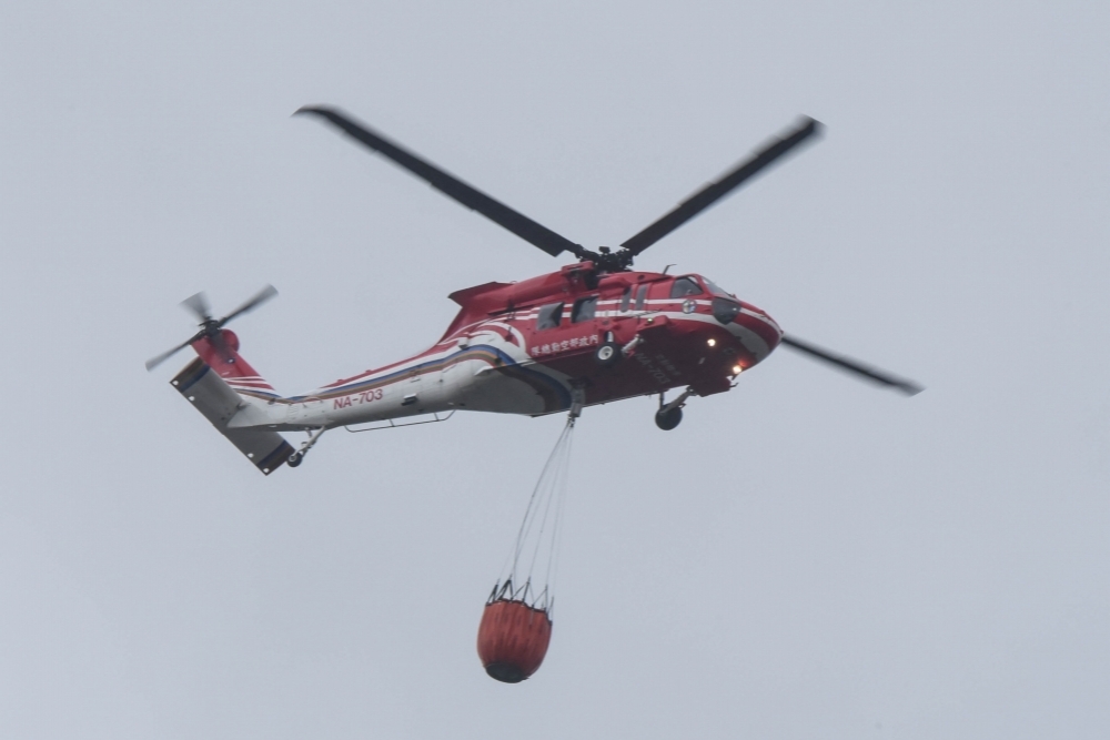 空勤NA-706紅鷹直升機曾於2018年在蘭嶼執行任務時墜海，事後運安會公布的調查報告指出，空勤總隊未完整規劃相關飛航組員的訓練，是肇事主因之一。（資料照片）