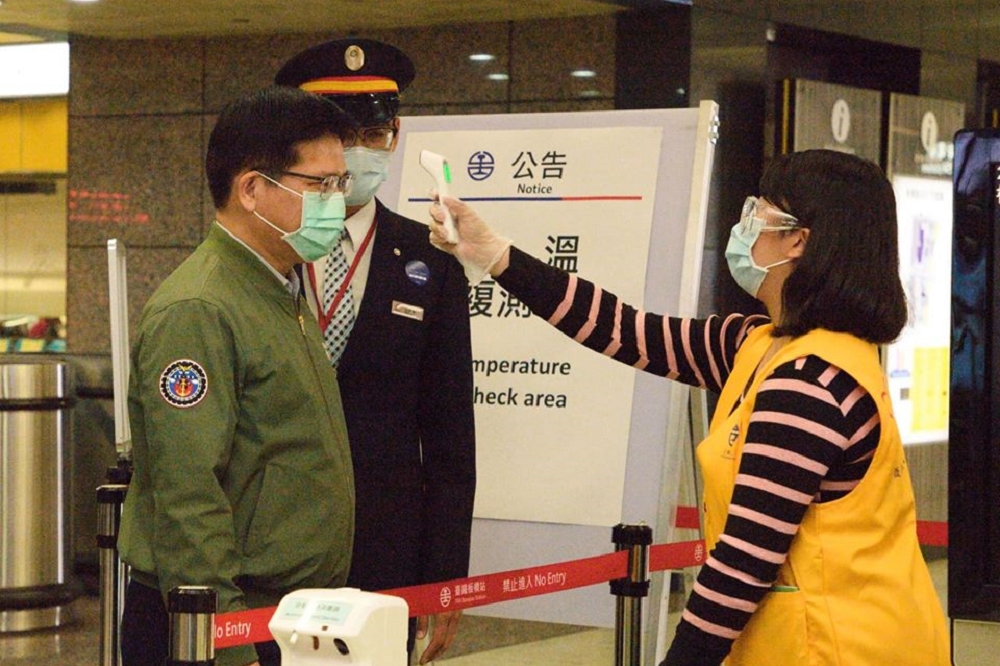 針對大眾運輸防疫措施，交通部長林佳龍31日表示，大眾運輸難以保持社交距離 ，「因此請所有乘客配戴口罩。」（取自林佳龍臉書）