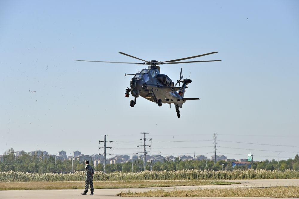 中國解放軍駐港總部31日證實，一架直升機在執行飛行訓練任務時失事。（湯森路透）