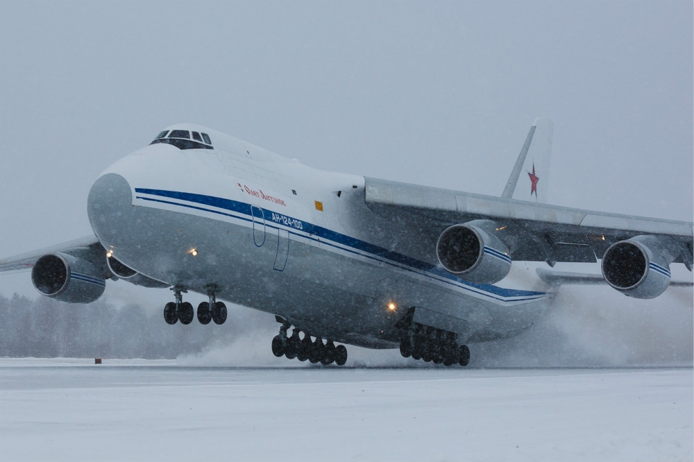 俄羅斯派遣安124重型運輸機赴美，援助大批口罩和防護物資。（圖片取自俄國外交部）