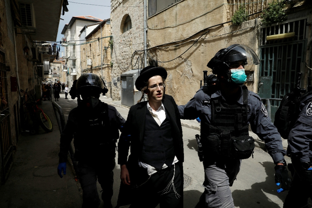 以色列警察在耶路撒冷逮捕違反群聚規定極端保守教徒。（湯森路透）