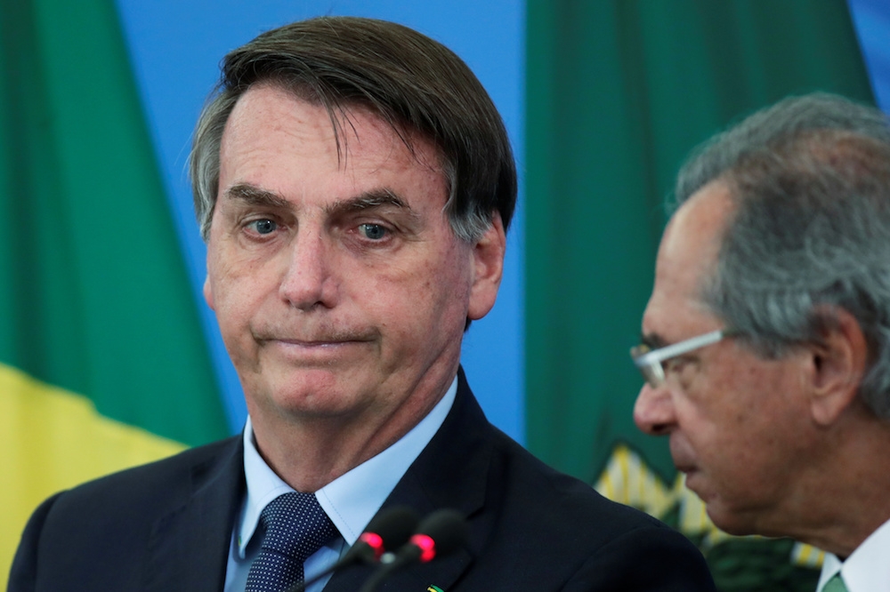 巴西總統波索納洛一直刻意淡化武漢肺炎的疫情，引起國內政治人物和民眾的反彈。（湯森路透）