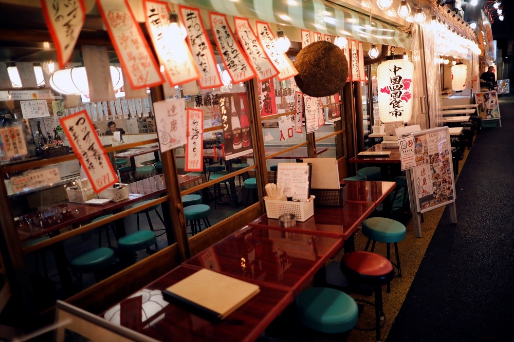 東京銀座因為疫情，餐廳座位空位多。（湯森路透）