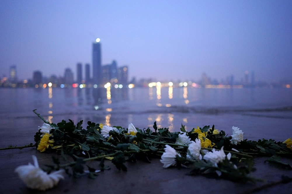 清明時分，武漢民眾在長江岸邊獻花追悼亡者。（湯森路透）