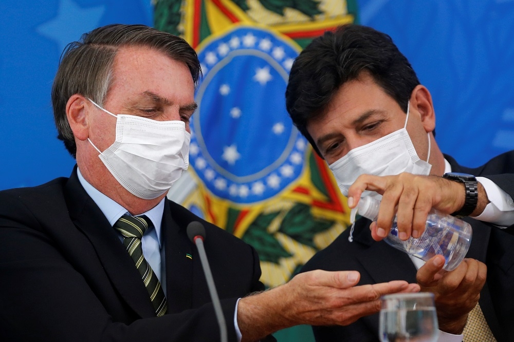 巴西總統波索納洛（Jair Bolsonaro）（左）與衛生部長曼德塔（Luiz Henrique Mandetta）（右）。（湯森路透）