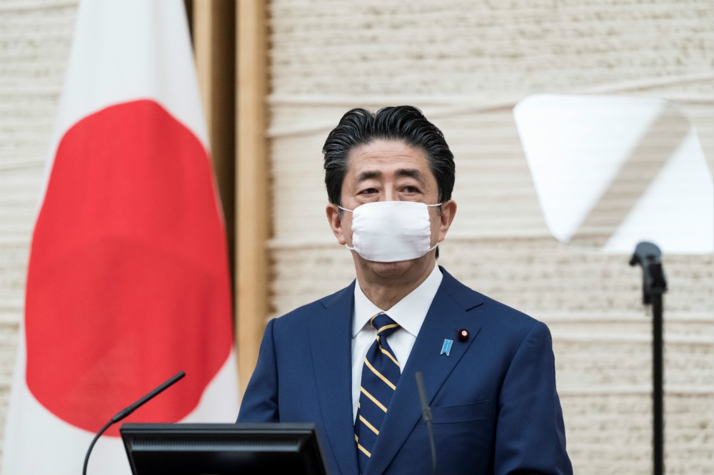 日本首相安倍晉三16日晚間宣布，擴大「緊急狀態」至全國47個行政區。（湯森路透）
