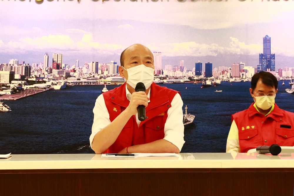 高雄市長韓國瑜23日提出，讓高市一線醫療人員共4000人進行普篩。（高雄市政府提供）