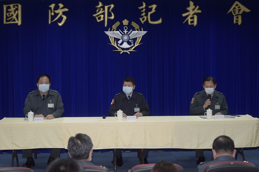 國防部24日下午舉行記者會，說明敦睦艦隊染疫風波。（張哲偉攝）