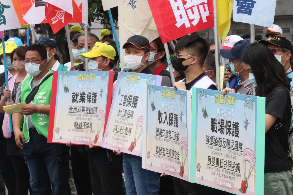 勞工團體於五一勞動節在總統府前舉行記者會，除了提出「四大保護」外，也呼籲政府修正漏洞百出的紓困政策。（王侑聖攝）