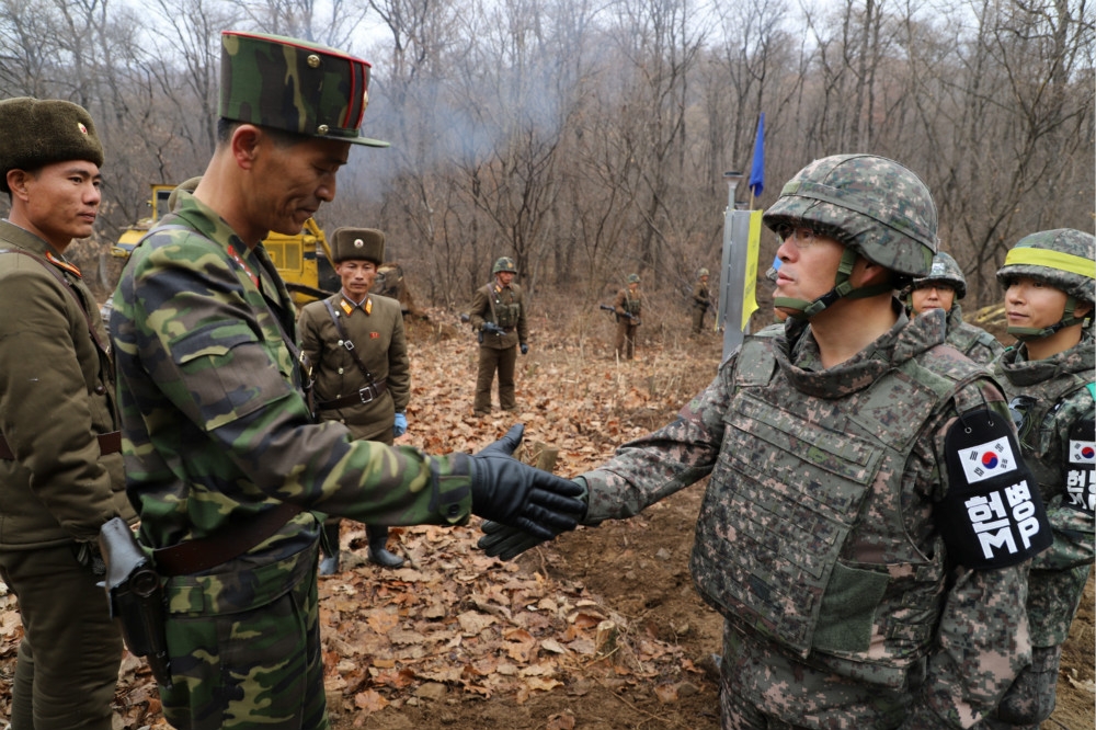 南北韓曾在2018年重新連結非軍事區內的道路。（湯森路透）