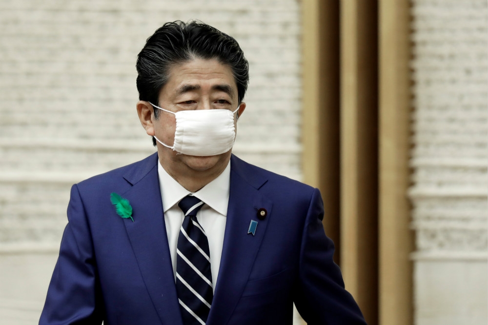 日本首相安倍晉三正式宣布，延長全國緊急狀態至5/31。（湯森路透）