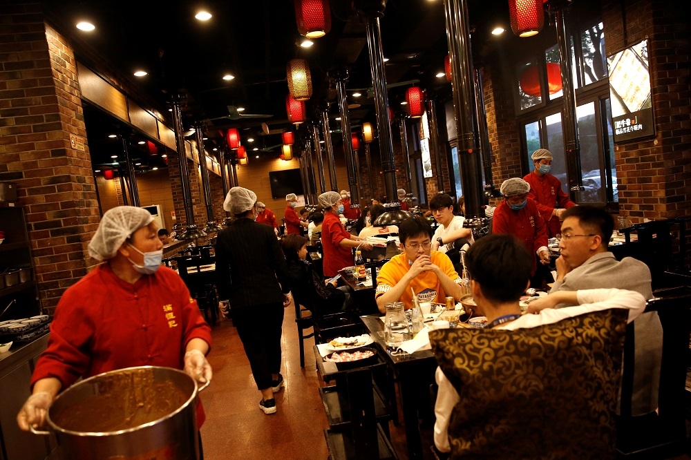 北京民眾放假到火鍋店用餐。（湯森路透）