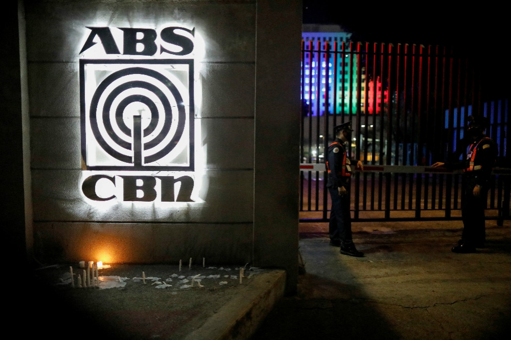 菲律賓最大傳媒集團「ABS-CBN」執照被阻擋未過，被強制斷線停播。（湯森路透）