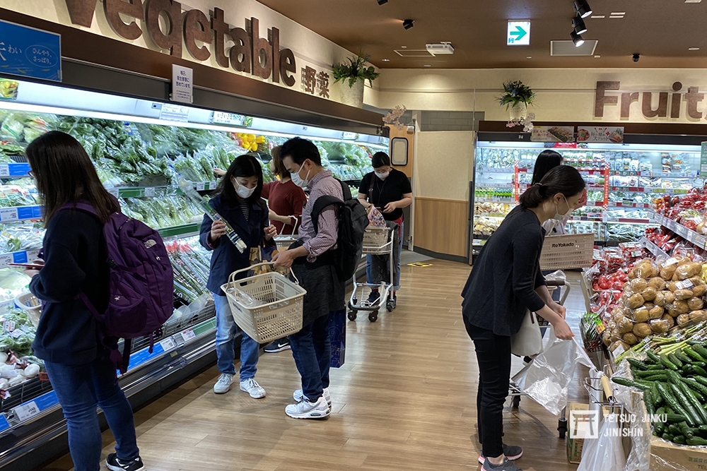 緊急事態宣言實施一個月後，日本的超市早已恢復正常，民眾也可以順利採買到各種食材。（陳威臣攝）