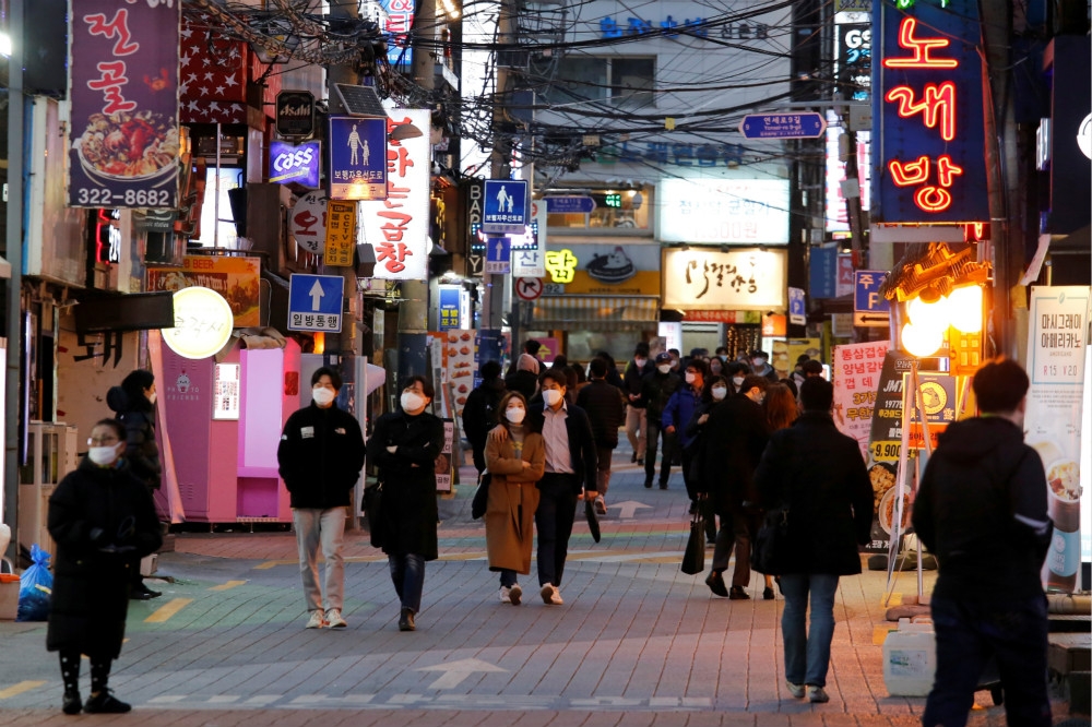 南韓首爾街頭重新恢復人潮。（湯森路透）