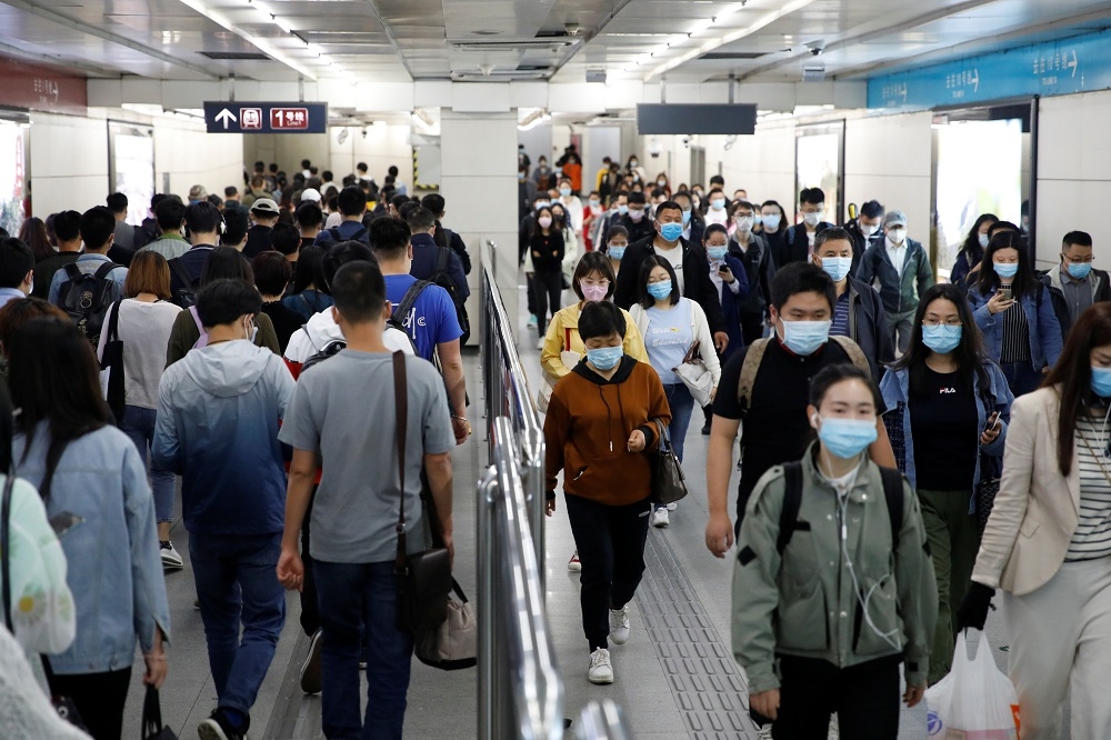 中國隨著許多城市逐步解封後，須慎防第二波新冠肺炎感染潮爆發。（湯森路透）