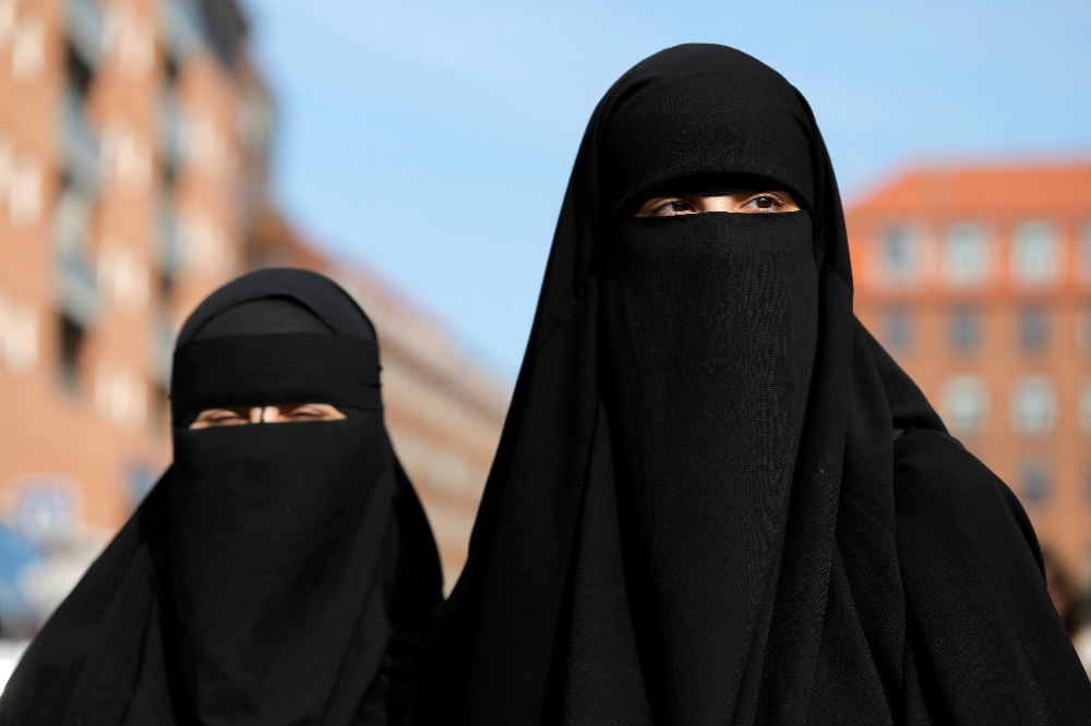 要求全民戴口罩、法國卻維持對穿戴面紗或罩袍的女性開罰。（湯森路透）