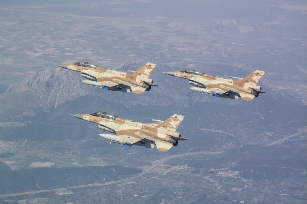 以色列麾下3架現役的F-16C/D「Barak」戰機進行飛行任務。（圖片取自以色列空軍）