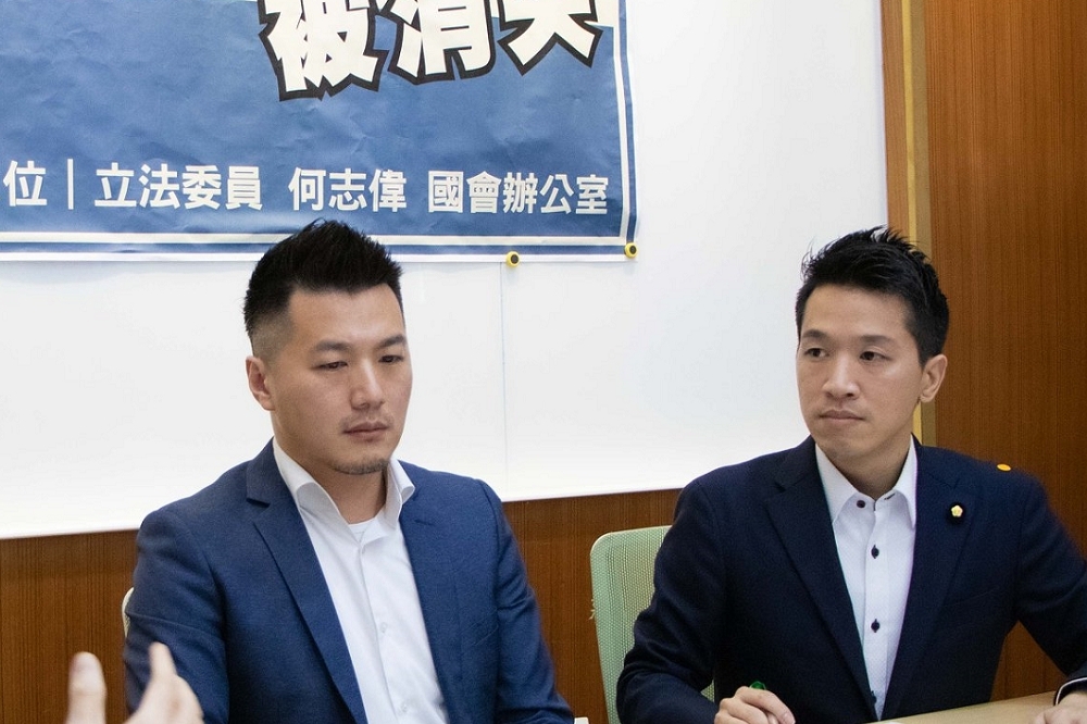 中原大學副教授招名威（左）指控，校方要求老師在中國學生面前，不能說出「中華民國」，也不能提到武漢肺炎來自中國。（取自何志偉臉書）