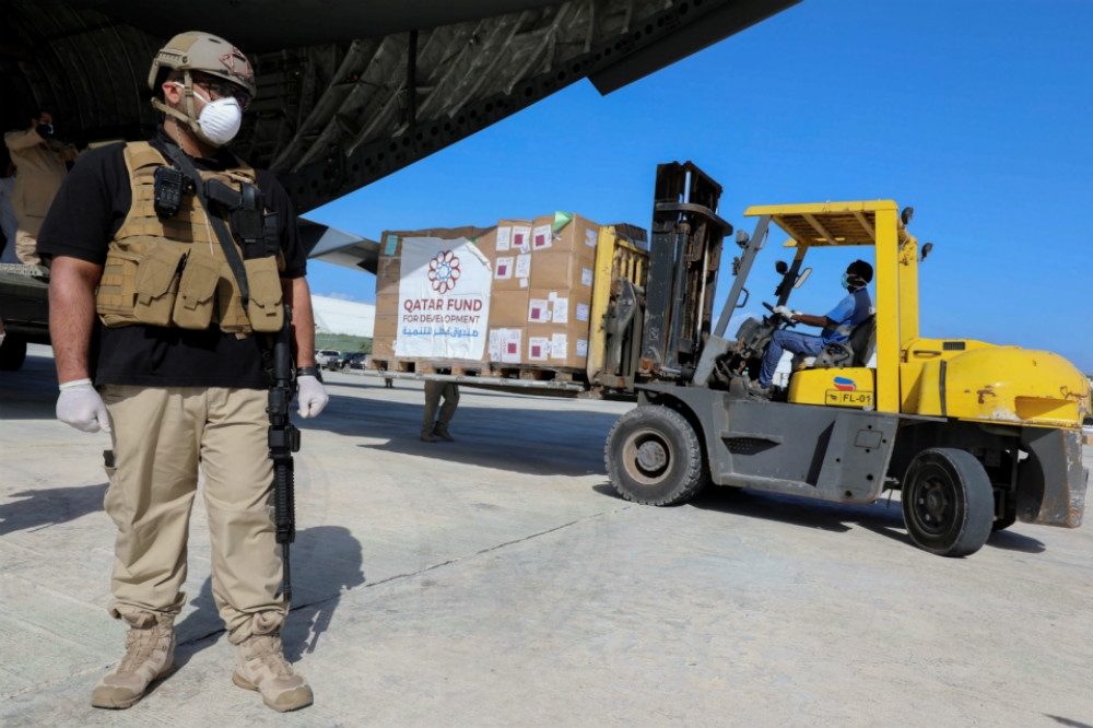 卡達士兵監管準備送往索馬利亞的醫療防疫物資。（湯森路透）