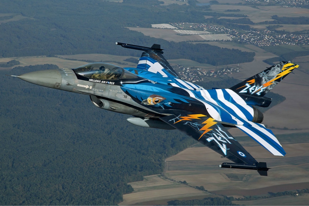 希臘現役彩繪版的F-16戰機。（圖片取自希臘空軍）