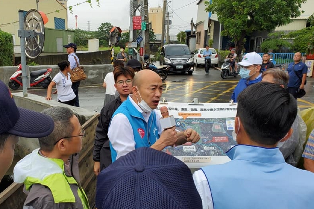 高雄因連日大雨，各地傳出水患，市長韓國瑜至岡山進行視察。（取自鄭照新臉書）