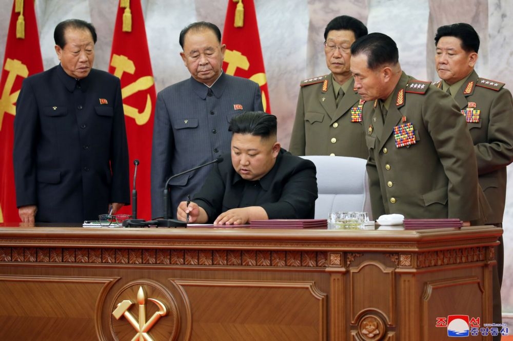 北韓領導人金正恩24日簽署人令，任命朴正天（右立者）為「次帥」。（湯森路透）