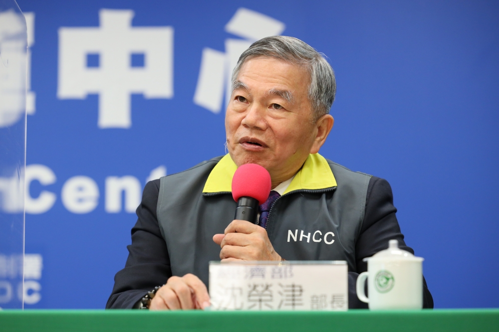 經濟部長沈榮津表示，6月1日起，口罩超過徵用額的部分，將開放國內外銷，讓口罩國家隊去打「國際盃」。（中央流行疫情指揮中心提供）