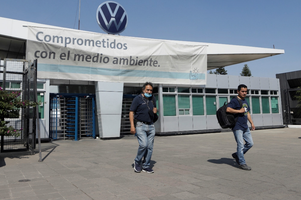 福斯汽車位於墨西哥的工廠，因疫情被迫暫時關閉。（湯森路透）