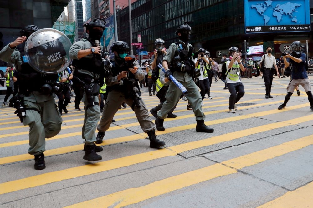 香港警察27日在街頭維持秩序。（湯森路透）