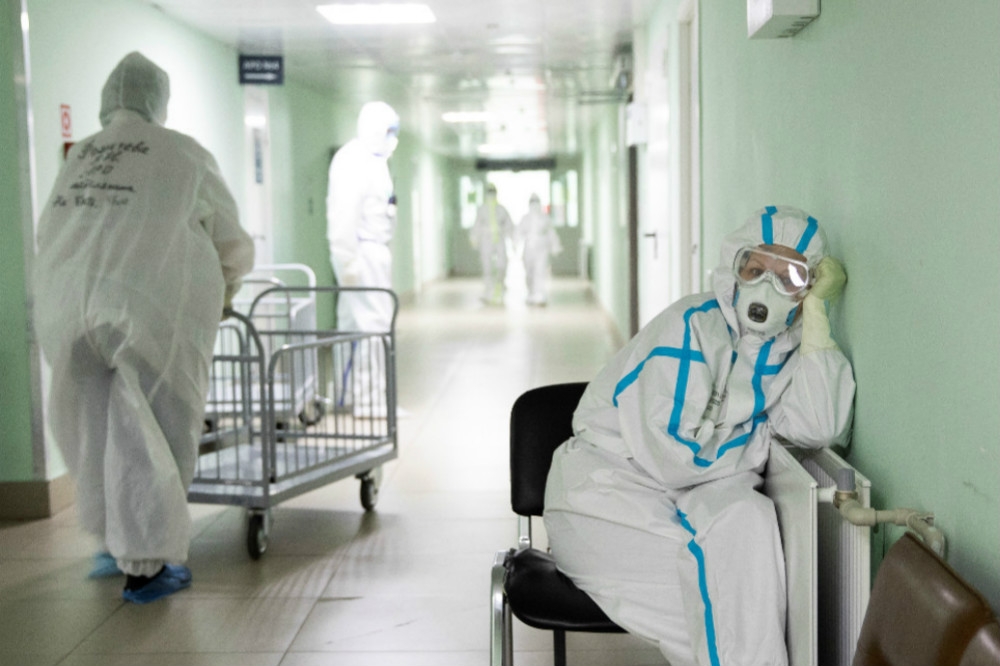 俄羅斯醫護人員面臨過勞、缺乏防護裝備的威脅。（湯森路透）