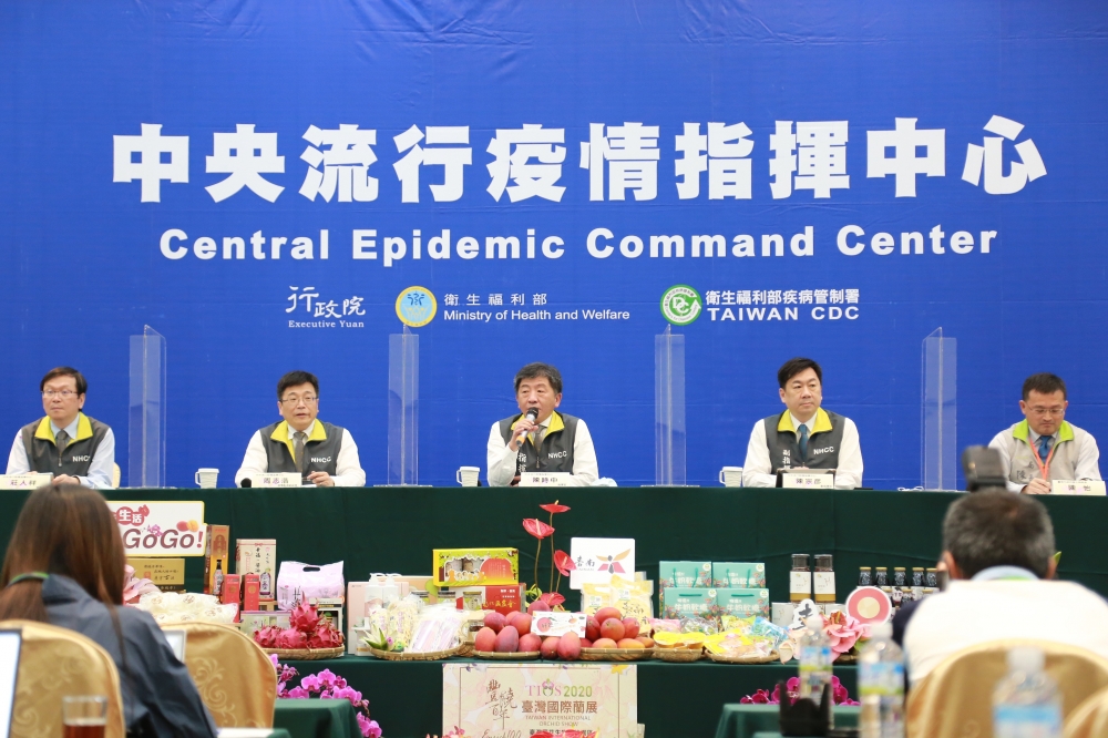 中央疫情指揮中心指揮官陳時中31日率「防疫五虎將」團隊造訪台南，親身示範防疫新生活，振興在地觀光。（指揮中心提供）