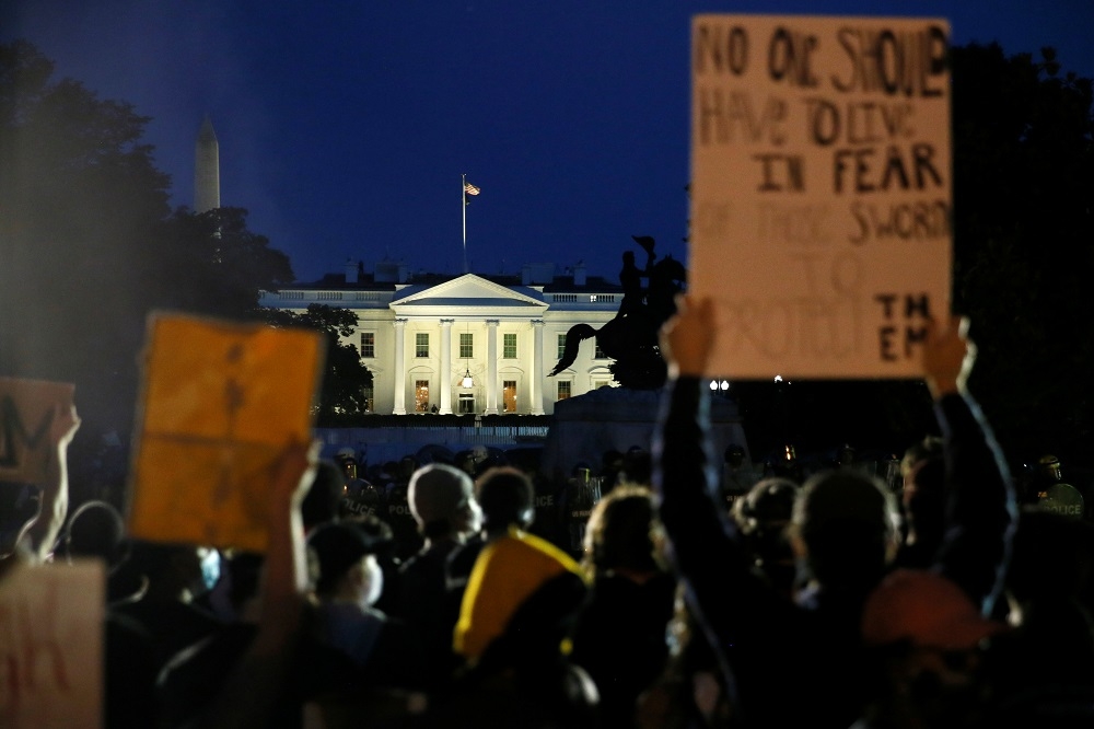 示威民眾包圍白宮，抗議美國明尼蘇達州非裔男子佛洛伊德（George Floyd）之死背後的種族議題。（湯森路透）