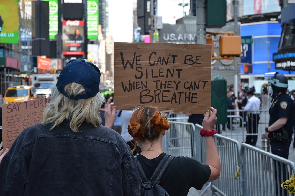 前往聲援佛洛伊的紐約民眾，手持「當他不能呼吸時，我們不能保持沉默」標語。（攝影：李濠仲）