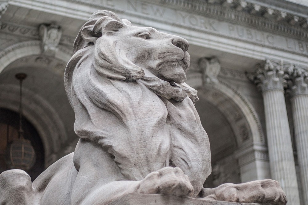 紐約公共圖書館兩尊石獅「忍耐」和「堅毅」，已貼切地貫穿成為紐約客的生存律則。（圖片擷取自紐約公共圖書館網站）
