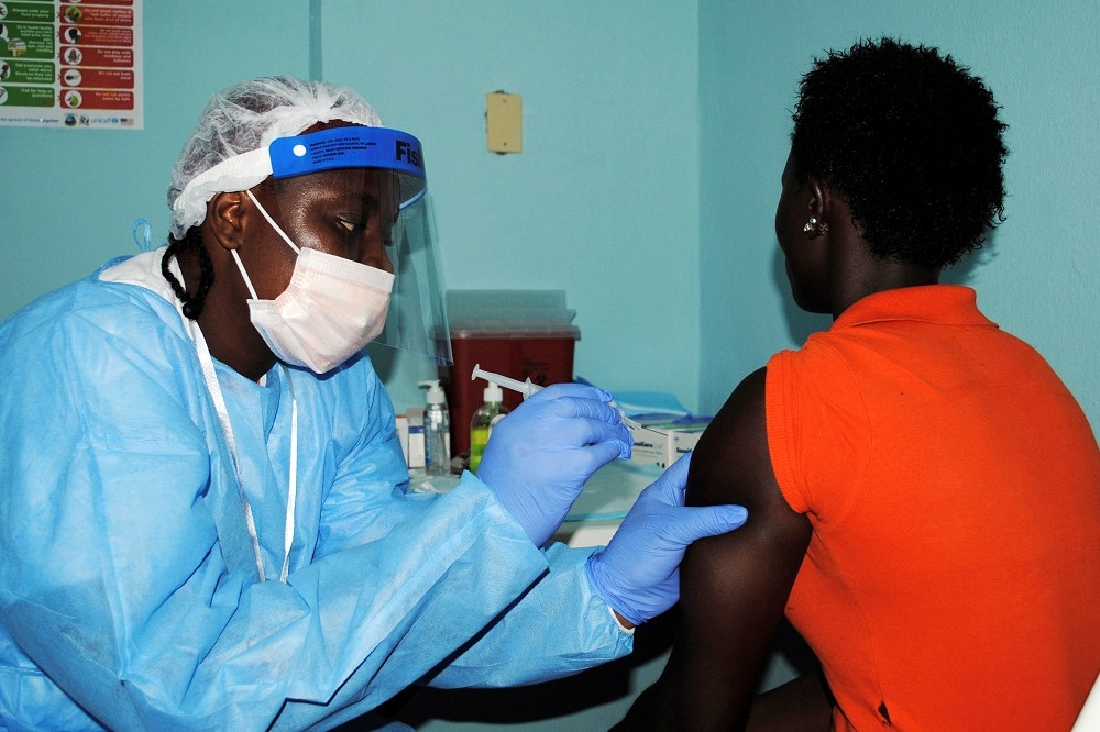 一名女性施打伊波拉試驗疫苗。（湯森路透）