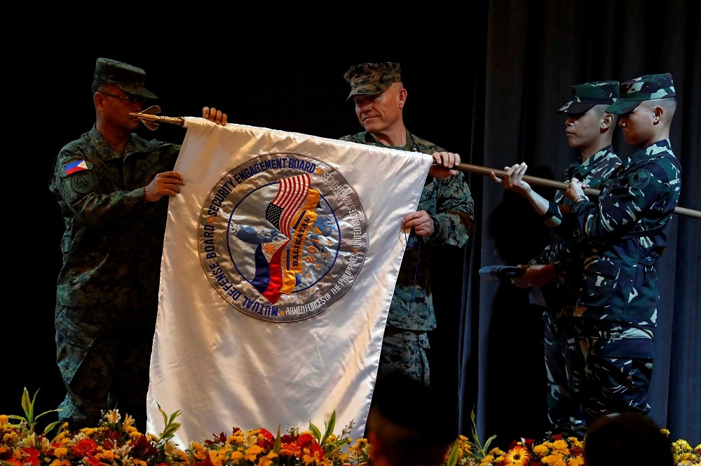 美菲兩國軍隊2017年共舉行肩並肩（Balikatan）聯合軍事演習的旗幟。（湯森路透）