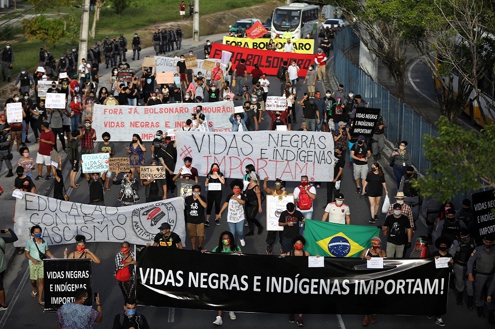 民眾上街抗議巴西政府防疫失能、種族歧視等。（湯森路透）