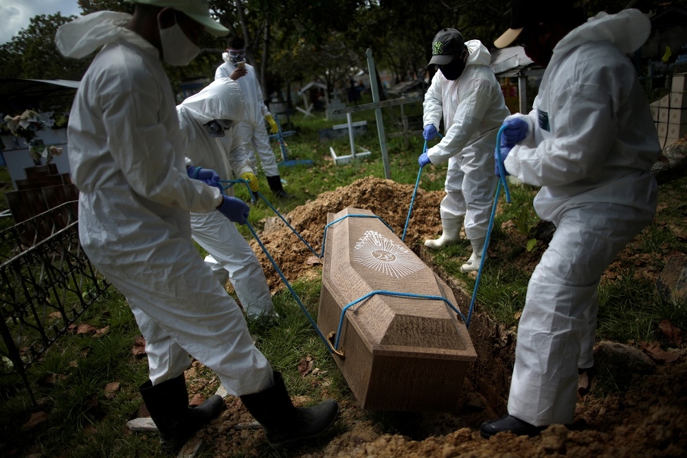 巴西一處的工作人員下葬感染喪命的70歲男性。（湯森路透）