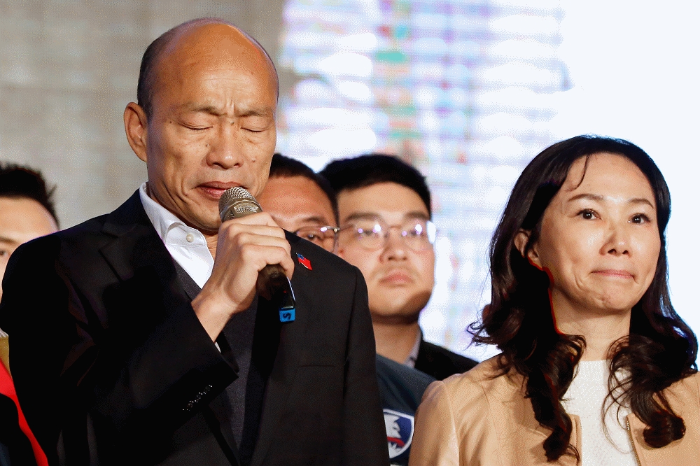 韓國瑜市長帶職參選，「吃碗內看碗外」的批評如影隨形。（湯森路透）