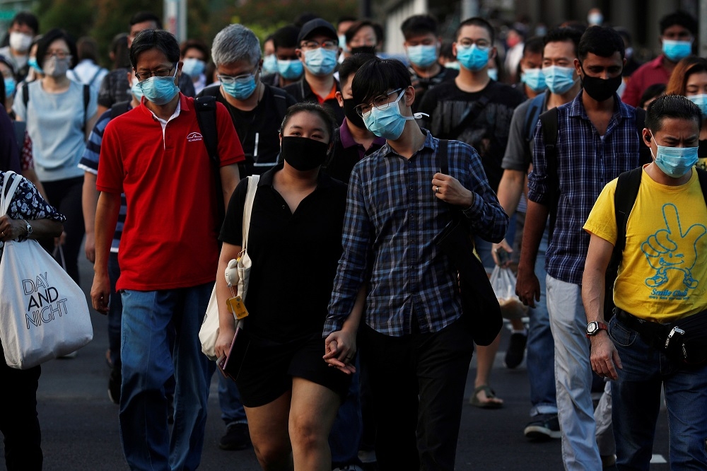 3日，新加坡的行人大多戴上口罩。（湯森路透）